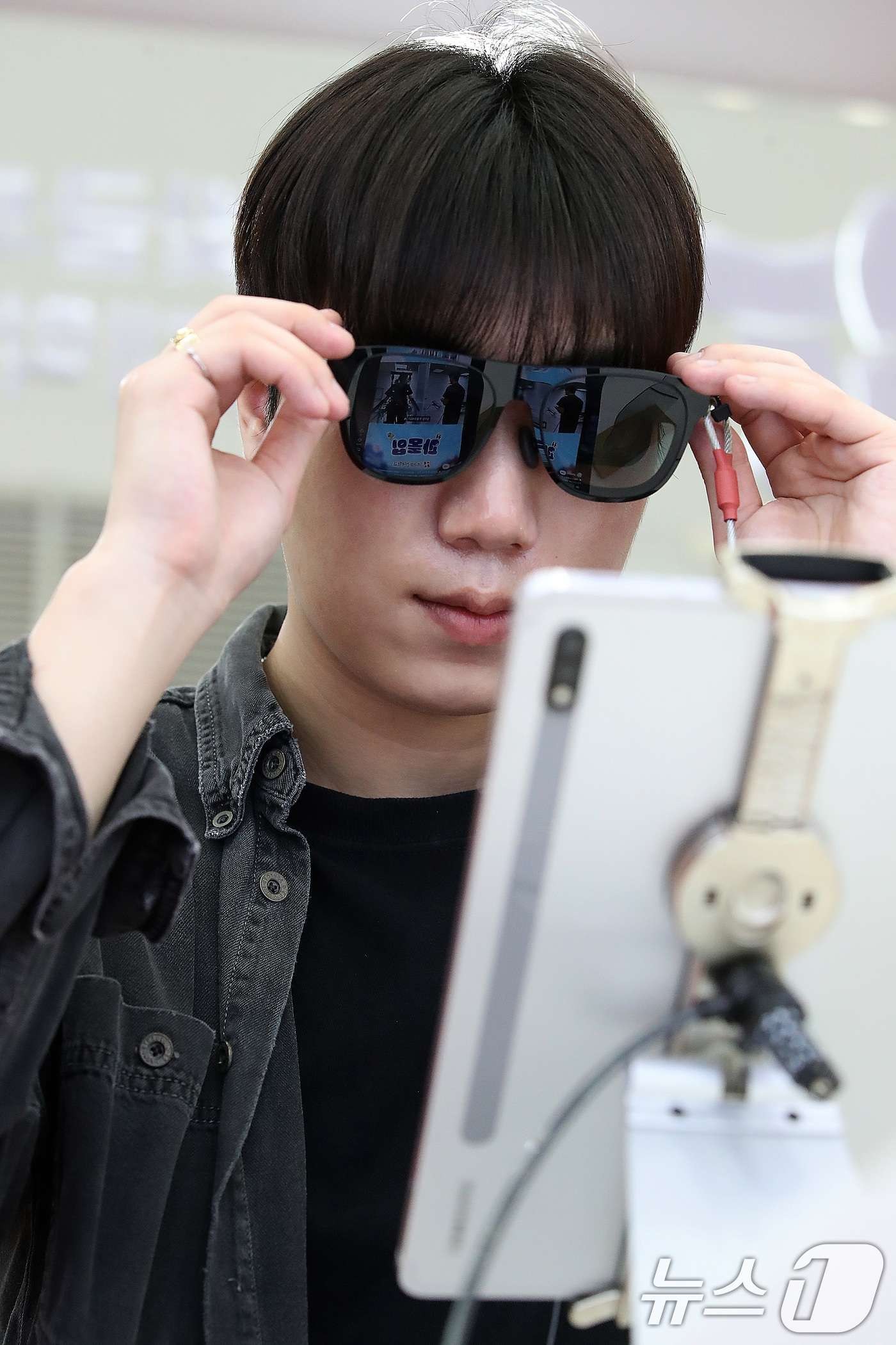 (대구=뉴스1) 공정식 기자 = 2일 대구 북구 엑스코(EXCO)에서 열린 '2026 대구국제안경전(DIOPS)'를 찾은 참관객이 대구보건대 부스에서 스마트 아이웨어 체험을 하고 …