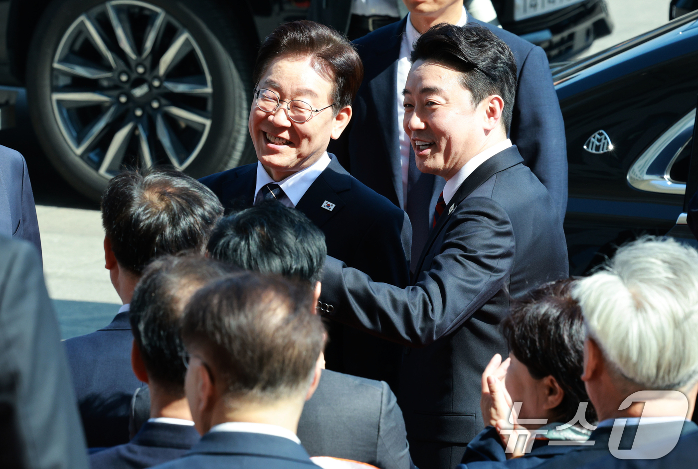 (서울=뉴스1) 이재명 기자 = 이재명 대통령과 강훈식 비서실장이 2일 서울 여의도 국회에서 중동 사태 대응을 위한 추가경정예산(추경)안에 대한 시정연설을 마친 뒤 의원들과 인사하 …