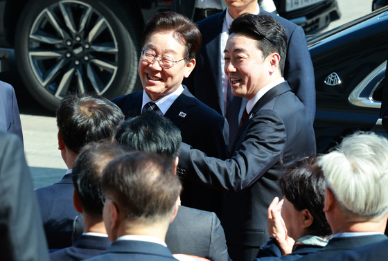 의원들과 인사하는 이재명 대통령