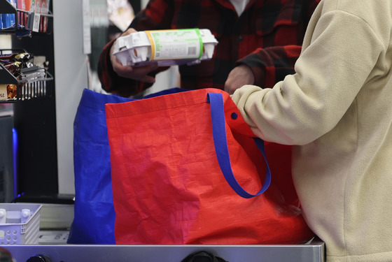 비닐 대란 걱정에 장바구니 챙긴 시민들