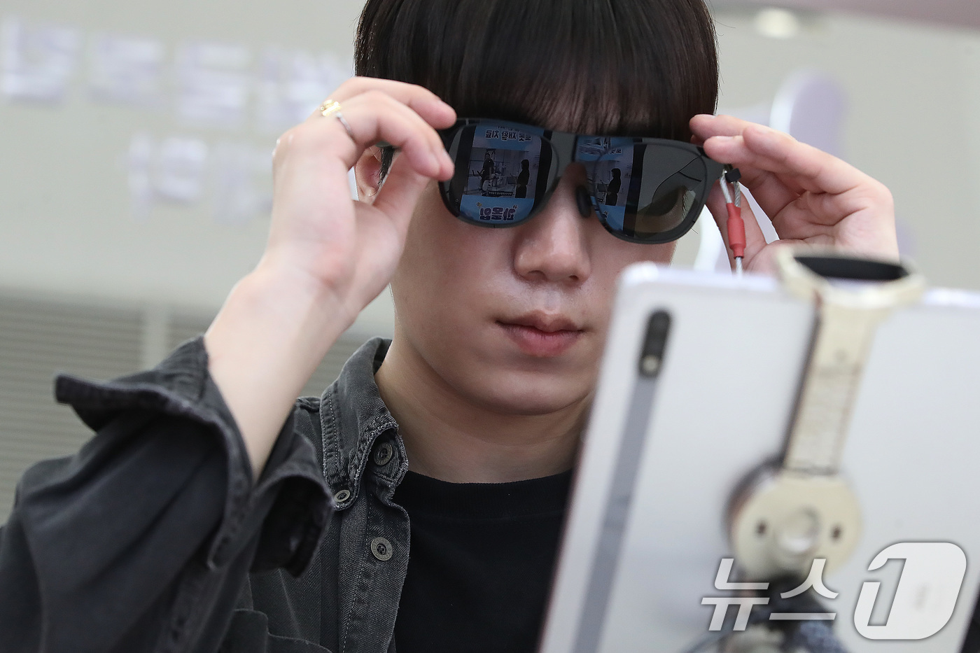 (대구=뉴스1) 공정식 기자 = 2일 대구 북구 엑스코(EXCO)에서 열린 '2026 대구국제안경전(DIOPS)'를 찾은 참관객이 대구보건대 부스에서 스마트 아이웨어 체험을 하고 …