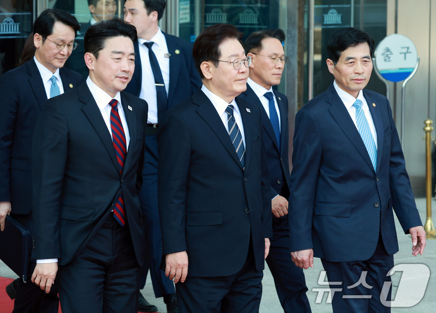 (서울=뉴스1) 이재명 기자 = 이재명 대통령이 2일 서울 여의도 국회에서 중동 사태 대응을 위한 추가경정예산(추경)안에 대한 시정연설을 마친 뒤 이동하고 있다. 2026.4.2/ …