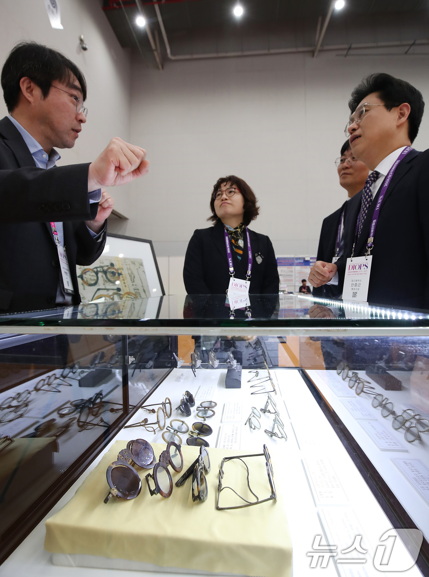 (대구=뉴스1) 공정식 기자 = 2일 대구 북구 엑스코(EXCO)에서 열린 '2026 대구국제안경전(DIOPS)'를 찾은 참관객이 수성대 부스에서 1800년대 안경 유물을 살펴보고 …