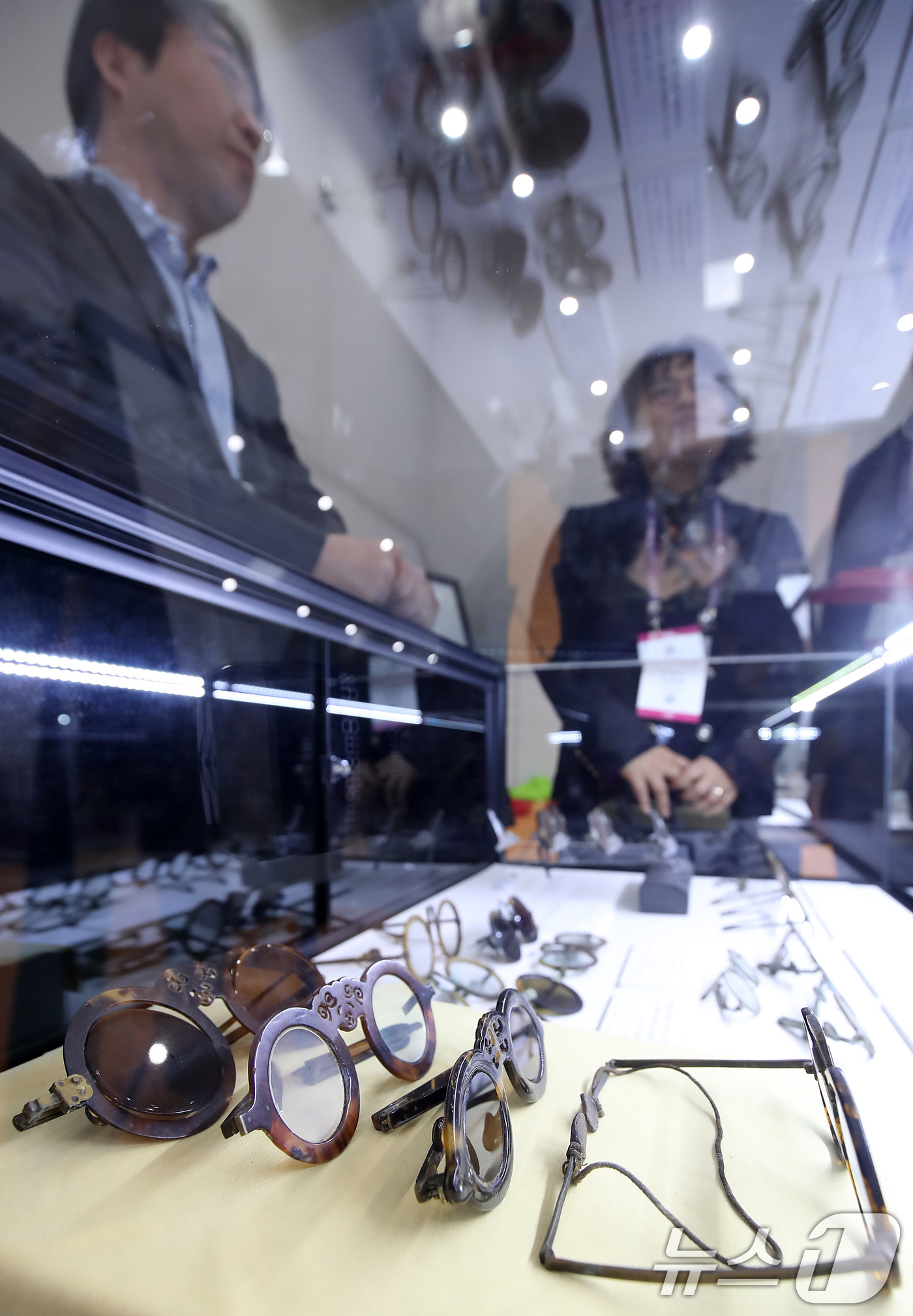 (대구=뉴스1) 공정식 기자 = 2일 대구 북구 엑스코(EXCO)에서 열린 '2026 대구국제안경전(DIOPS)'를 찾은 참관객이 수성대 부스에서 1800년대 안경 유물을 살펴보고 …