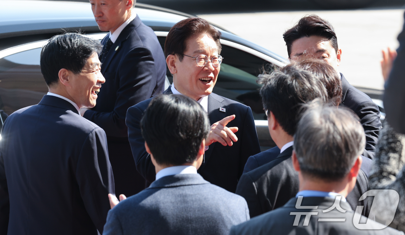 (서울=뉴스1) 이재명 기자 = 이재명 대통령이 2일 서울 여의도 국회에서 중동 사태 대응을 위한 추가경정예산(추경)안에 대한 시정연설을 마친 뒤 의원들과 인사하고 있다. 2026 …