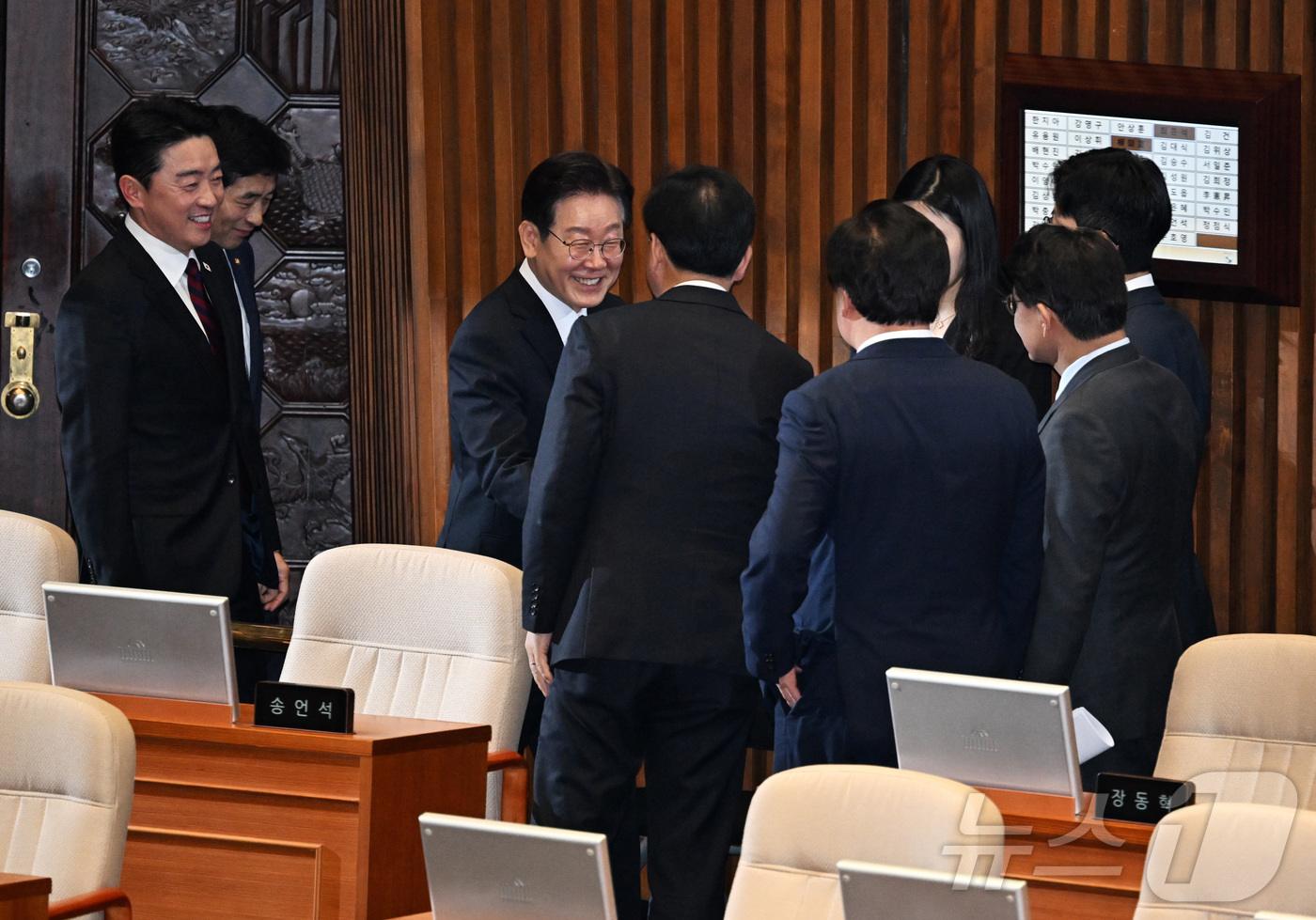 (서울=뉴스1) 국회사진기자단 = 이재명 대통령이 2일 오후 서울 여의도 국회에서 중동 전쟁 대응 등을 위한 추가경정예산안에 대한 시정연설을 마친 뒤 송언석 국민의힘 원내대표와 인 …