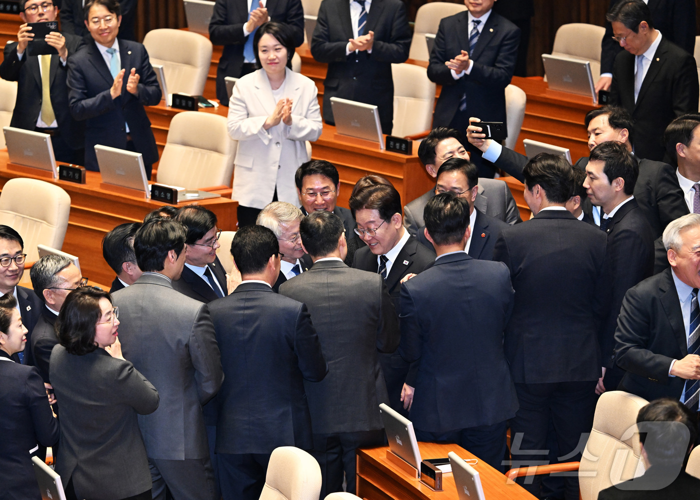 (서울=뉴스1) 국회사진기자단 = 이재명 대통령이 2일 오후 서울 여의도 국회에서 중동 전쟁 대응 등을 위한 추가경정예산안에 대한 시정연설을 하기 위해 본회의장으로 입장하고 있다. …