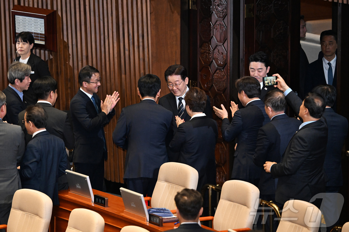 (서울=뉴스1) 국회사진기자단 = 이재명 대통령이 2일 오후 서울 여의도 국회에서 중동 전쟁 대응 등을 위한 추가경정예산안에 대한 시정연설을 하기 위해 본회의장으로 입장하고 있다. …