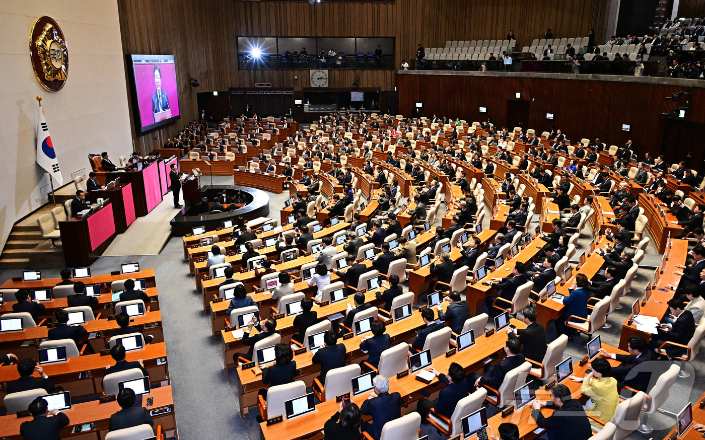 (서울=뉴스1) 국회사진기자단 = 이재명 대통령이 2일 오후 서울 여의도 국회에서 열린 본회의에 참석해 중동 전쟁 대응 등을 위한 추가경정예산안에 대한 시정연설을 하고 있다. 20 …