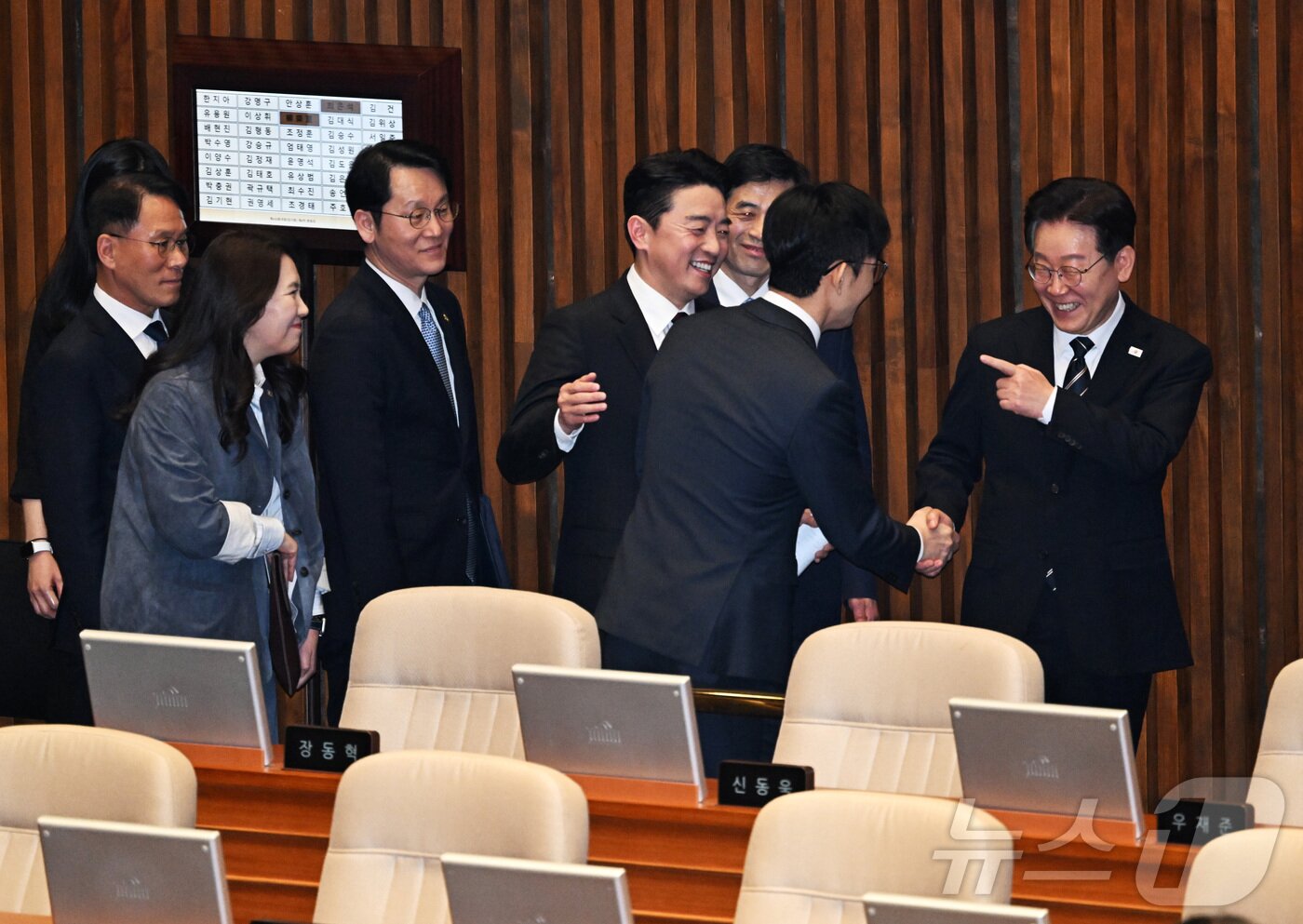 본문 이미지 - 이재명 대통령이 2일 오후 서울 여의도 국회에서 중동 전쟁 대응 등을 위한 추가경정예산안에 대한 시정연설을 마친 뒤 박충권 국민의힘 의원과 인사를 하고 있다. 2026.4.2 ⓒ 뉴스1 국회사진기자단