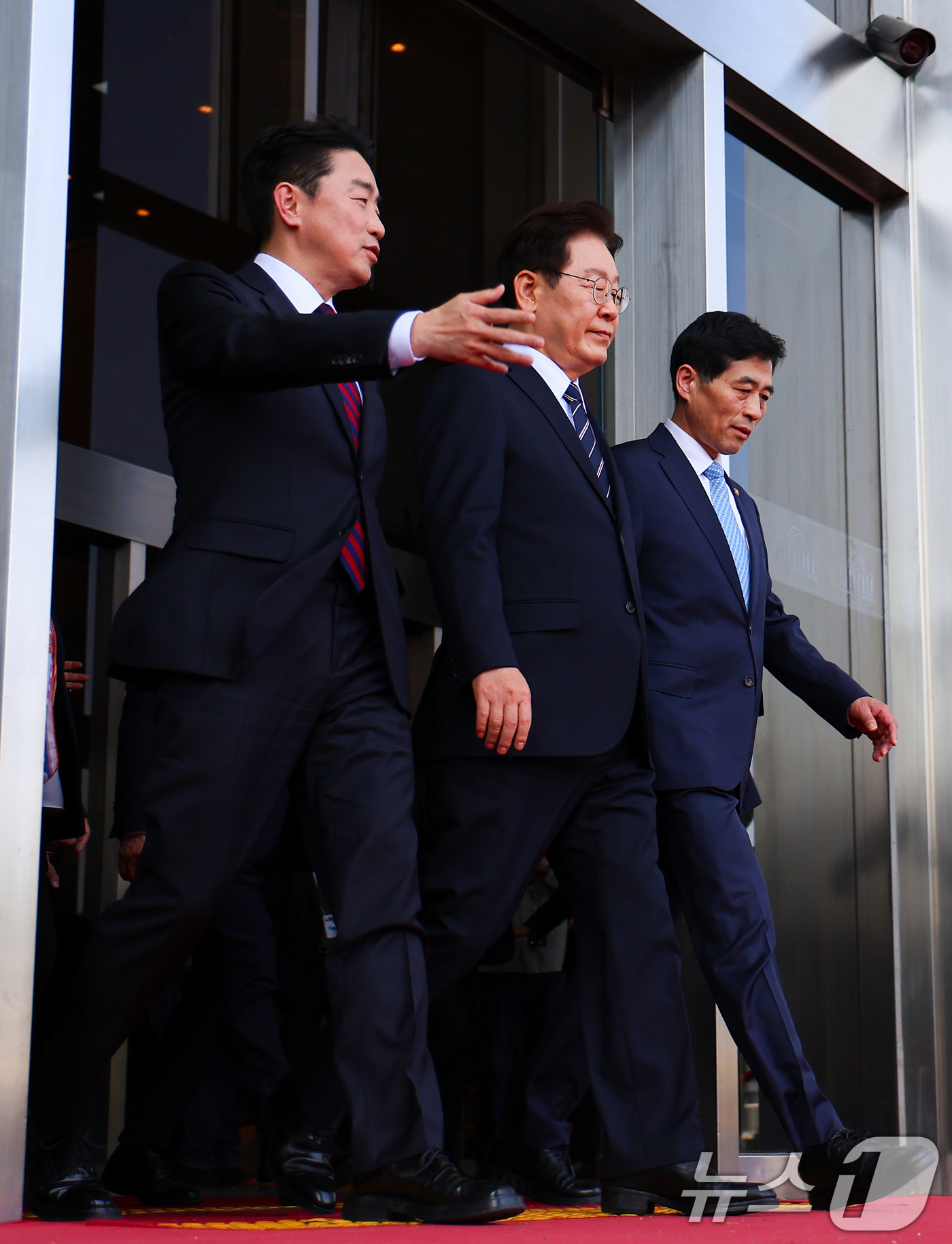 (서울=뉴스1) 이재명 기자 = 이재명 대통령과 강훈식 비서실장이 2일 서울 여의도 국회에서 중동 사태 대응을 위한 추가경정예산(추경)안에 대한 시정연설을 마친 뒤 국회를 나서고 …