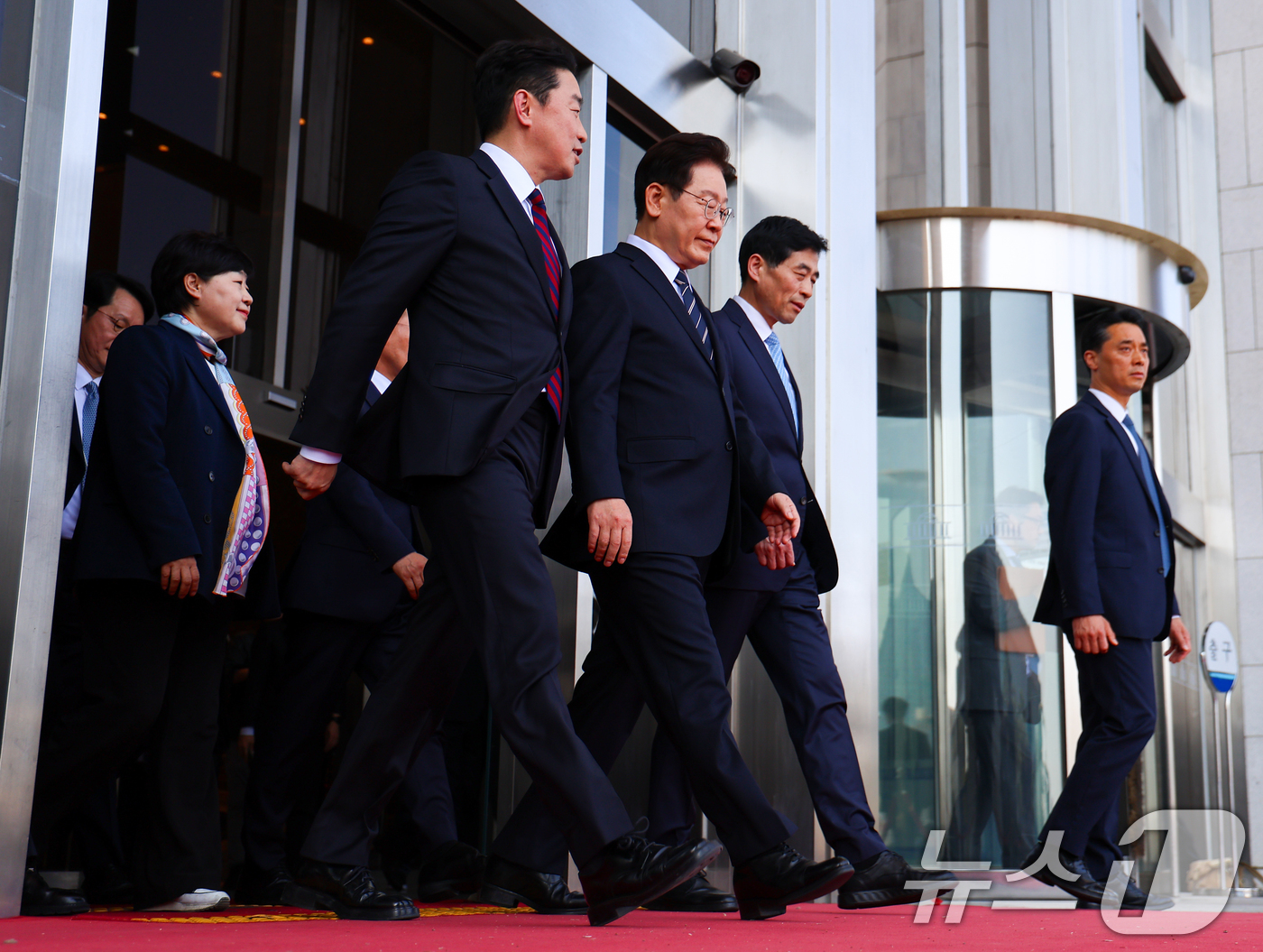 (서울=뉴스1) 이재명 기자 = 이재명 대통령과 강훈식 비서실장이 2일 서울 여의도 국회에서 중동 사태 대응을 위한 추가경정예산(추경)안에 대한 시정연설을 마친 뒤 국회를 나서고 …