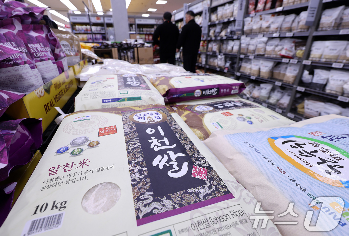 (서울=뉴스1) 박지혜 기자 = 2일 서울의 한 대형마트에 쌀이 진열돼 있다.지난달 소비자물가가 전년 동월 대비 2.2% 올라 2월보다 상승폭이 확대됐다. 중동전쟁 여파로 석유류 …