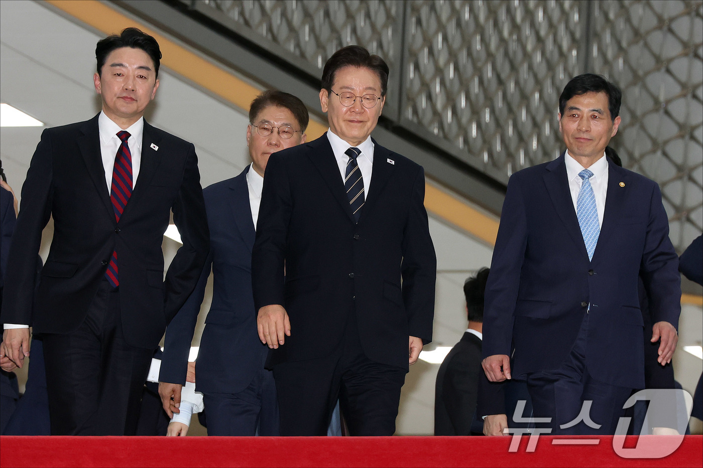 (서울=뉴스1) 국회사진기자단 = 이재명 대통령이 2일 오후 서울 여의도 국회에서 2026년도 1차 추가경정예산안(추경안) 관련 시정연설을 마친 후 국회 본청을 떠나고 있다. 20 …