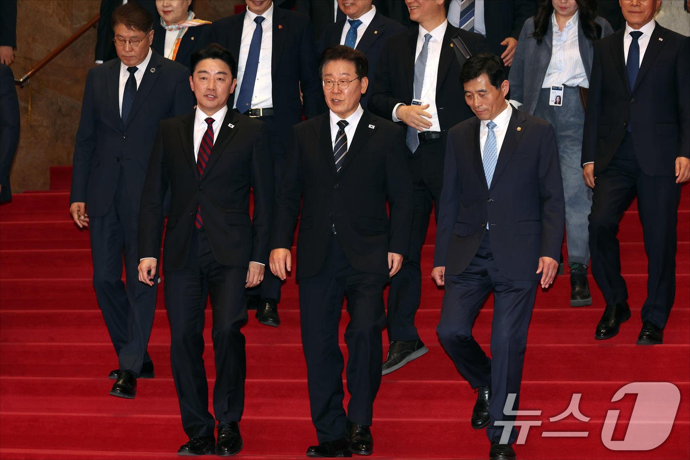 (서울=뉴스1) 국회사진기자단 = 이재명 대통령이 2일 오후 서울 여의도 국회에서 2026년도 1차 추가경정예산안(추경안) 관련 시정연설을 마친 후 국회 본청을 떠나고 있다. 20 …