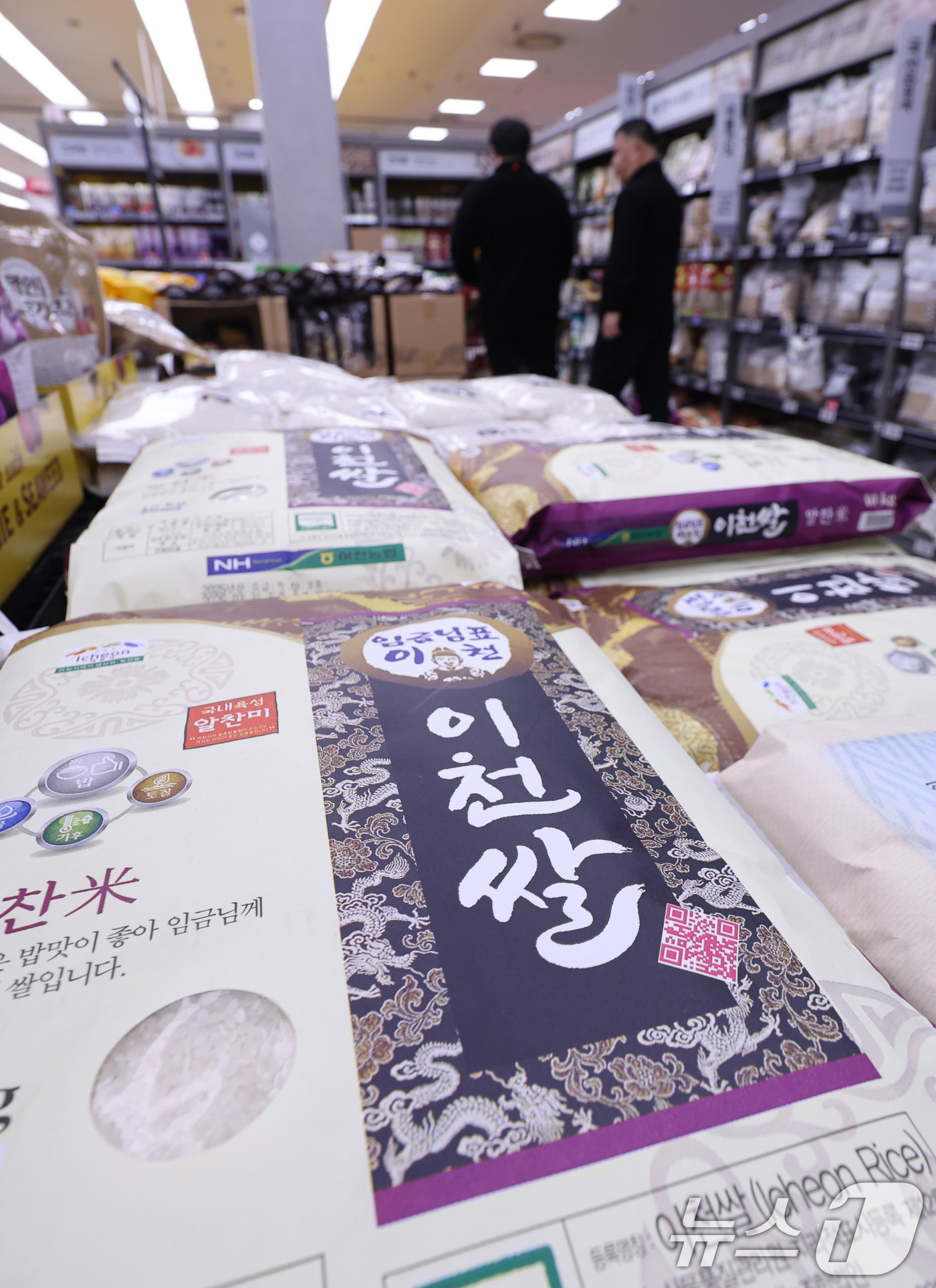 (서울=뉴스1) 박지혜 기자 = 2일 서울의 한 대형마트에 쌀이 진열돼 있다.지난달 소비자물가가 전년 동월 대비 2.2% 올라 2월보다 상승폭이 확대됐다. 중동전쟁 여파로 석유류 …