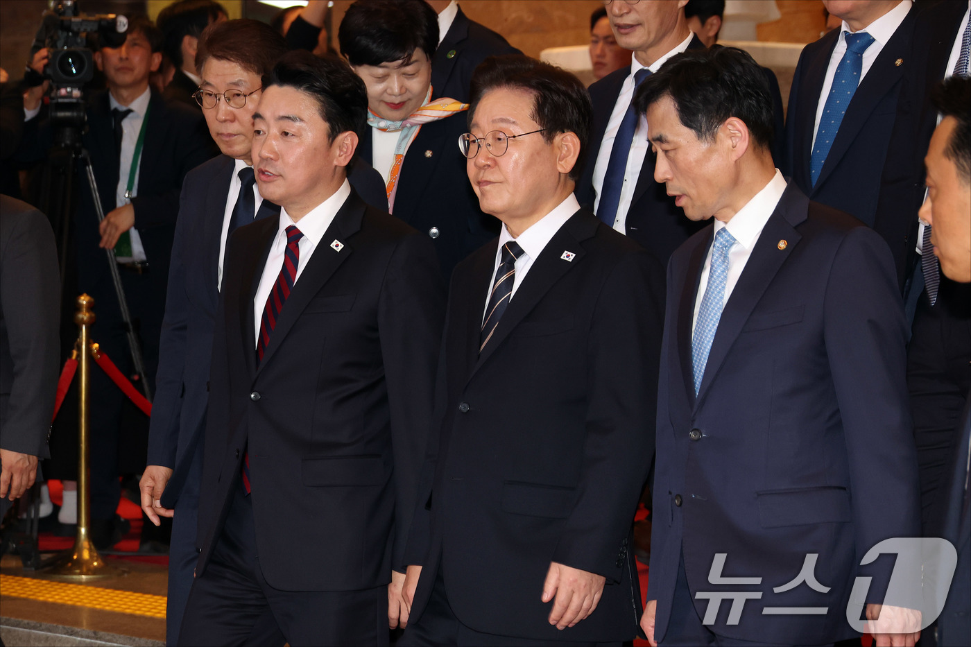 (서울=뉴스1) 국회사진기자단 = 이재명 대통령이 2일 오후 서울 여의도 국회에서 2026년도 1차 추가경정예산안(추경안) 관련 시정연설을 마친 후 국회 본청을 떠나고 있다. 20 …