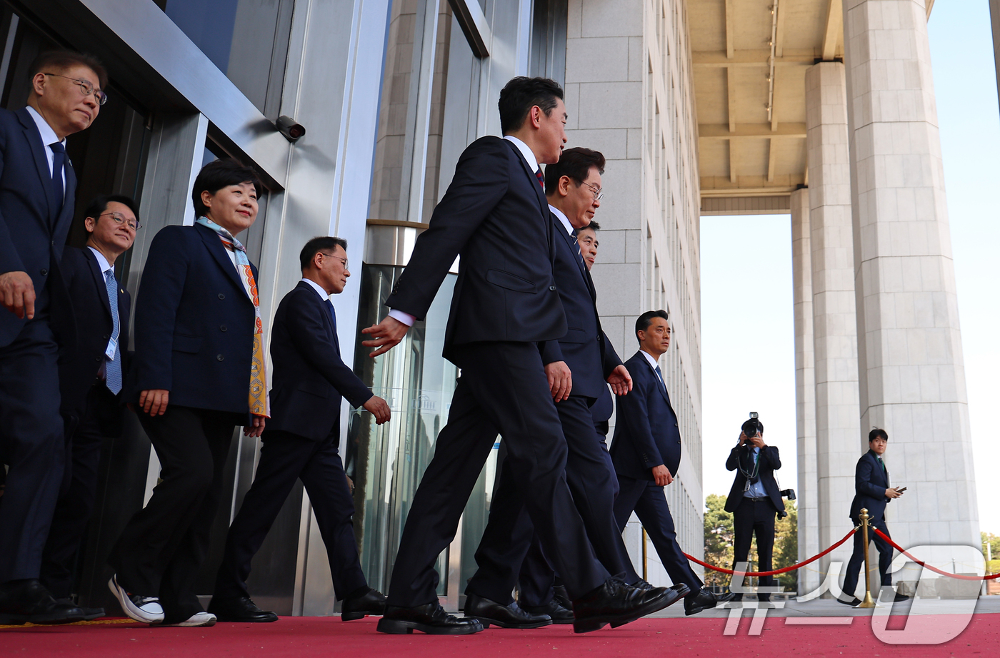 (서울=뉴스1) 이재명 기자 = 이재명 대통령과 강훈식 비서실장이 2일 서울 여의도 국회에서 중동 사태 대응을 위한 추가경정예산(추경)안에 대한 시정연설을 마친 뒤 국회를 나서고 …