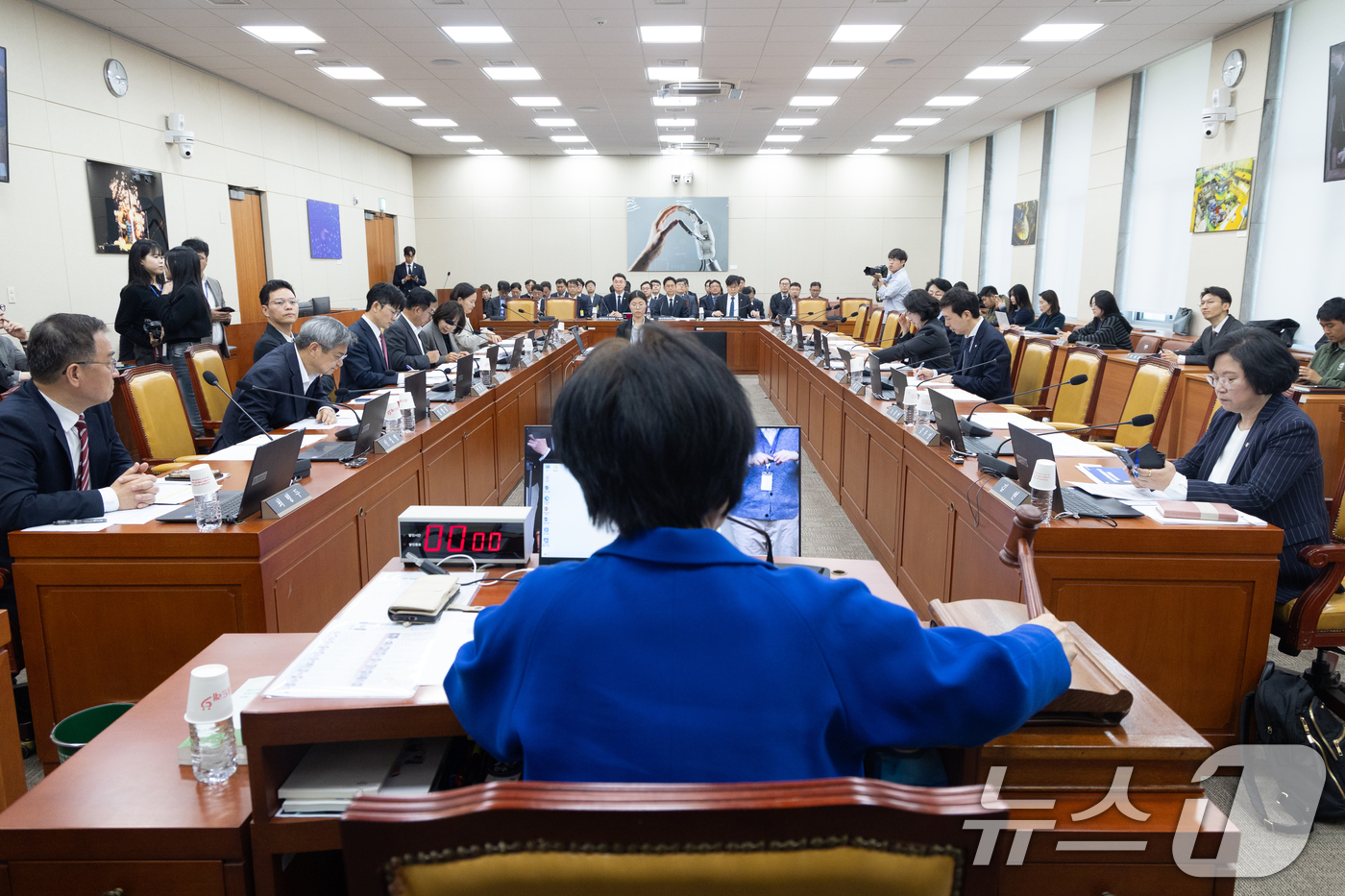 (서울=뉴스1) 이승배 기자 = 2일 서울 여의도 국회에서 열린 제433회국회(임시회) 과학기술정보방송통신위원회 제4차 전체회의에서 최민희 위원장이 의사봉을 두드리고 있다. 202 …