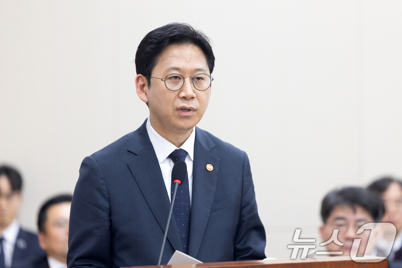 (서울=뉴스1) 이승배 기자 = 2일 서울 여의도 국회에서 열린 제433회국회(임시회) 과학기술정보방송통신위원회 제4차 전체회의에서 배경훈 부총리 겸 과학기술정보통신부 장관이 추가 …