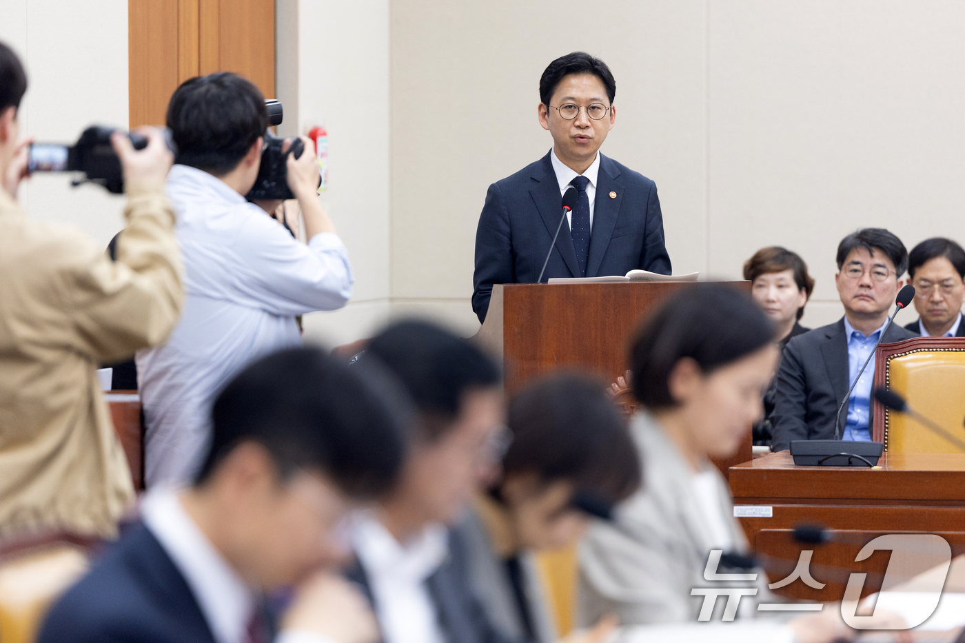 (서울=뉴스1) 이승배 기자 = 2일 서울 여의도 국회에서 열린 제433회국회(임시회) 과학기술정보방송통신위원회 제4차 전체회의에서 배경훈 부총리 겸 과학기술정보통신부 장관이 추가 …