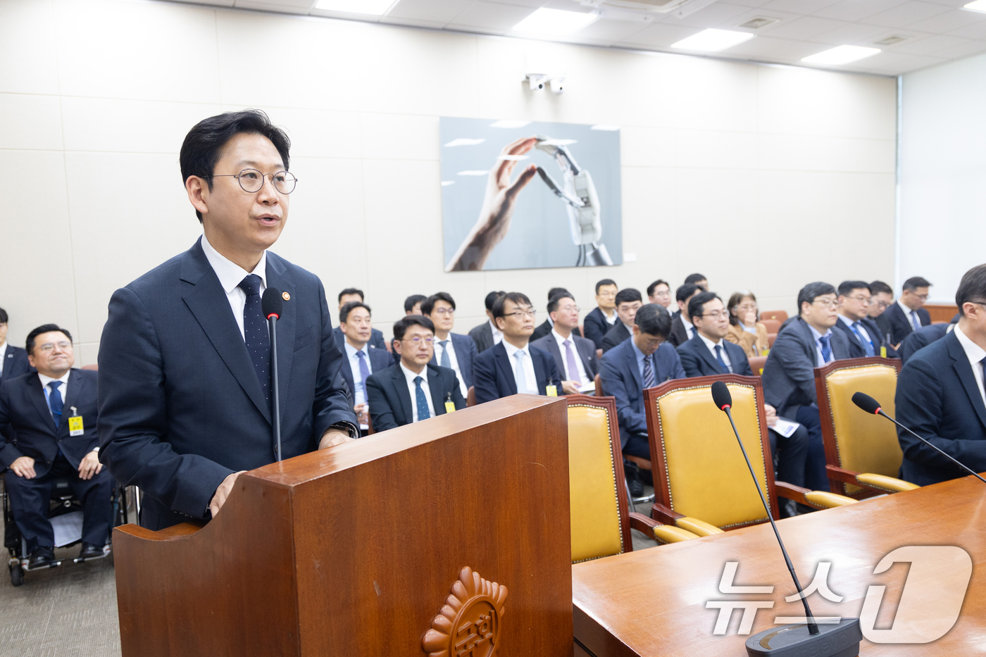 (서울=뉴스1) 이승배 기자 = 2일 서울 여의도 국회에서 열린 제433회국회(임시회) 과학기술정보방송통신위원회 제4차 전체회의에서 배경훈 부총리 겸 과학기술정보통신부 장관이 추가 …