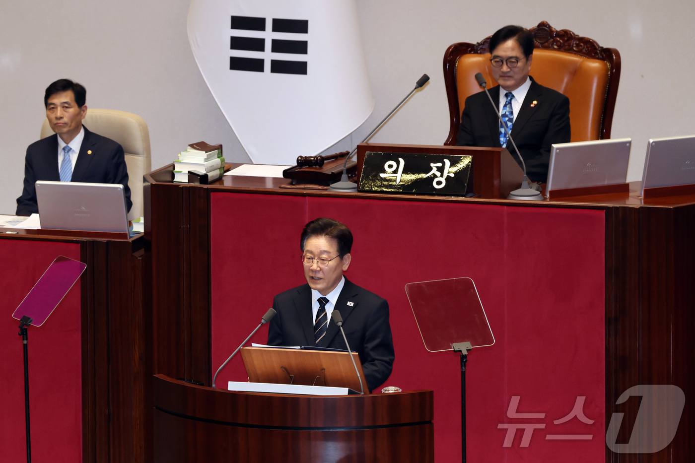 (서울=뉴스1) 국회사진기자단 = 이재명 대통령이 2일 서울 여의도 국회에서 열린 제433회국회(임시회) 제4차 본회의에서 중동 사태 대응을 위한 추가경정예산안에 대한 시정연설을 …