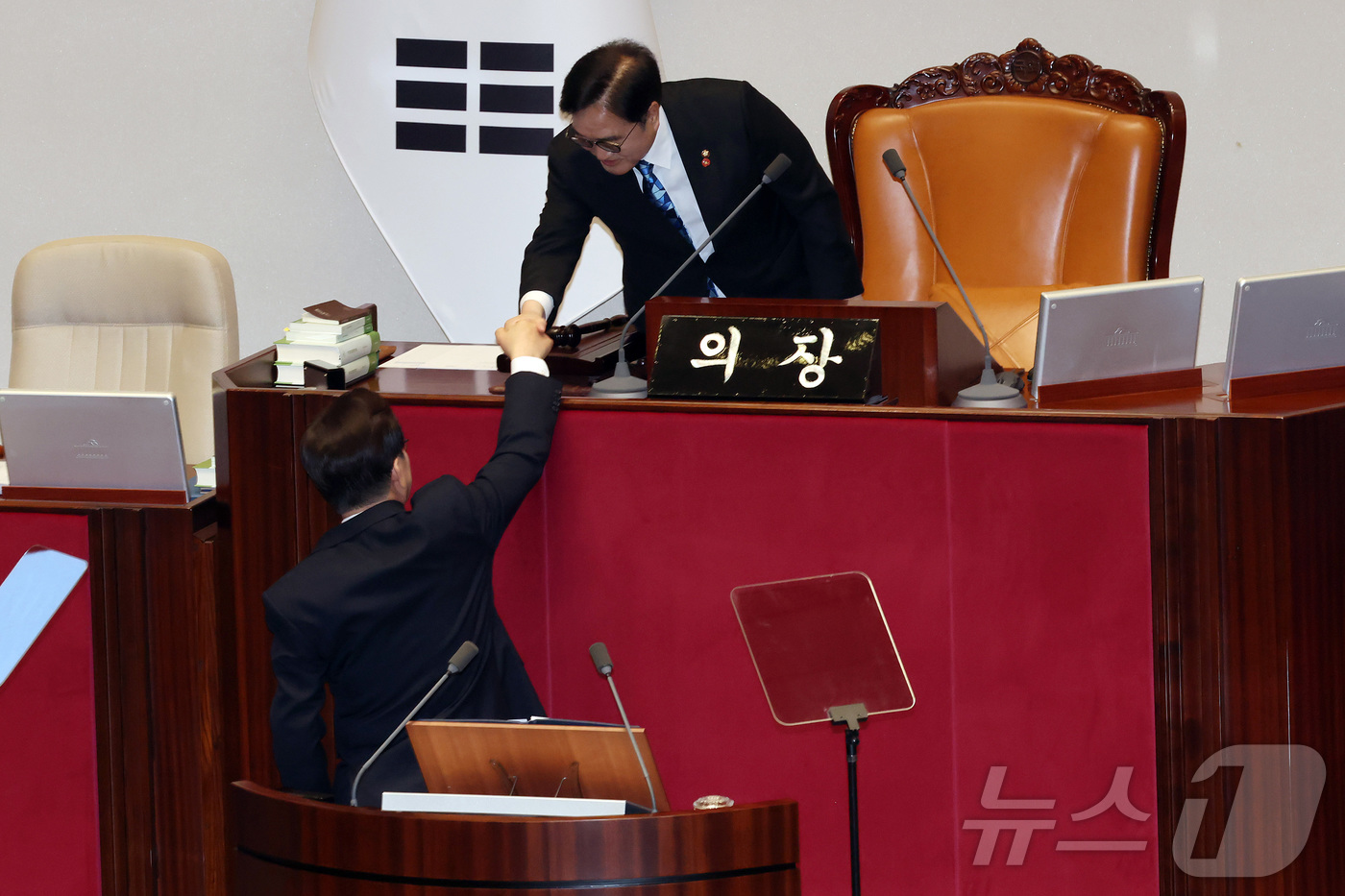 (서울=뉴스1) 국회사진기자단 = 이재명 대통령이 2일 서울 여의도 국회에서 열린 제433회국회(임시회) 제4차 본회의에서 중동 사태 대응을 위한 추가경정예산안에 대한 시정연설을 …