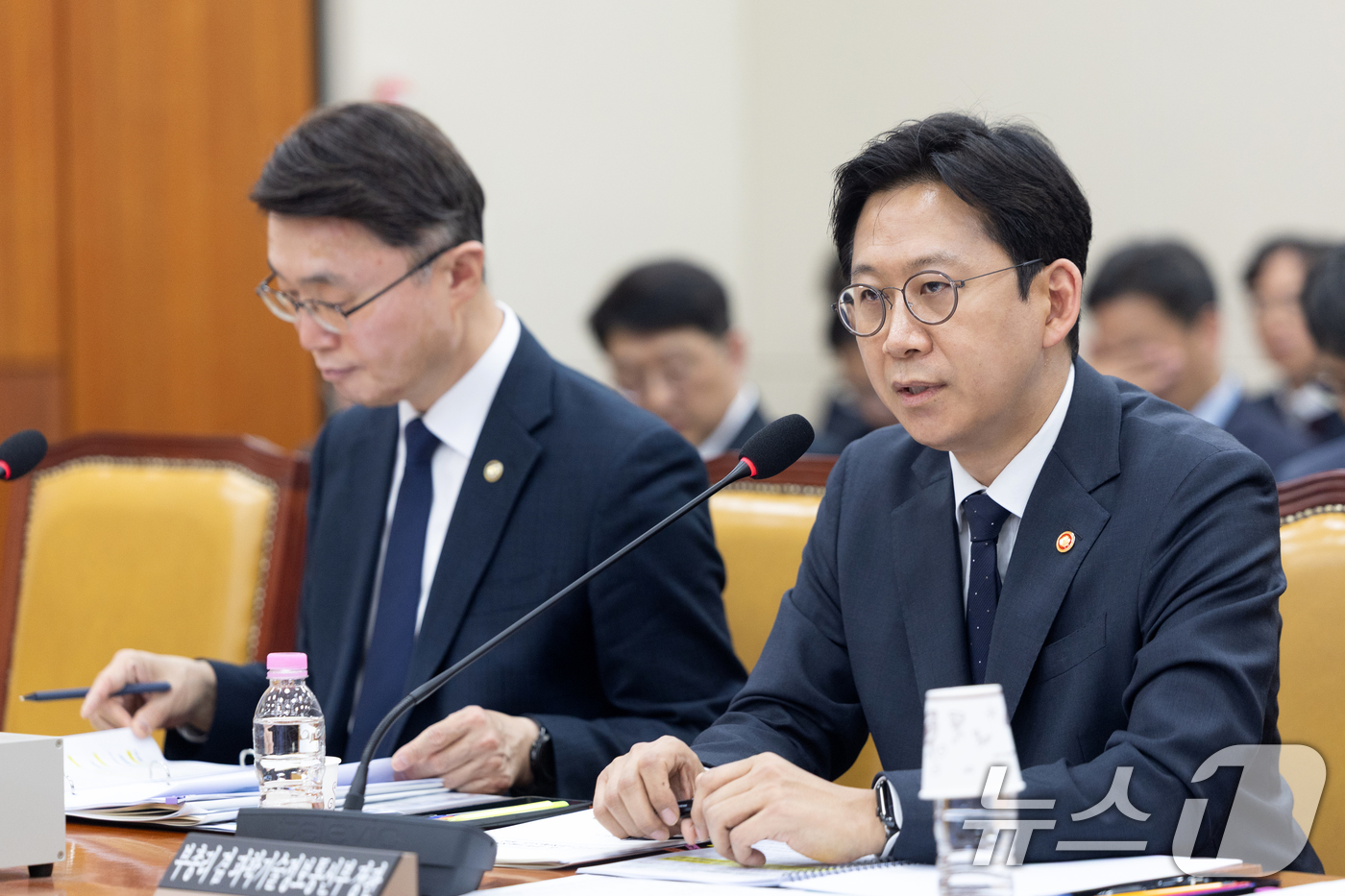 (서울=뉴스1) 이승배 기자 = 2일 서울 여의도 국회에서 열린 제433회국회(임시회) 과학기술정보방송통신위원회 제4차 전체회의에서 배경훈 부총리 겸 과학기술정보통신부 장관이 의원 …