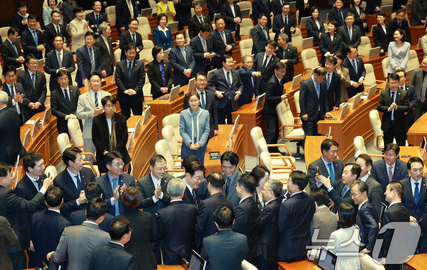 (서울=뉴스1) 이재명 기자 = 이재명 대통령이 2일 서울 여의도 국회에서 중동 사태 대응을 위한 추가경정예산(추경)안에 대한 시정연설을 하기 위해 본회의장으로 입장하며 더불어민주 …