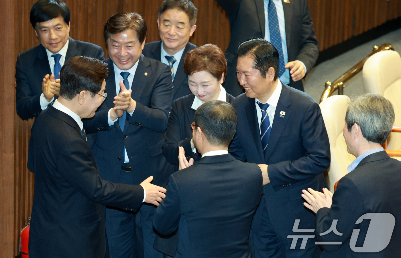 (서울=뉴스1) 이재명 기자 = 이재명 대통령이 2일 서울 여의도 국회에서 중동 사태 대응을 위한 추가경정예산(추경)안에 대한 시정연설을 하기 위해 본회의장으로 입장하며 더불어민주 …