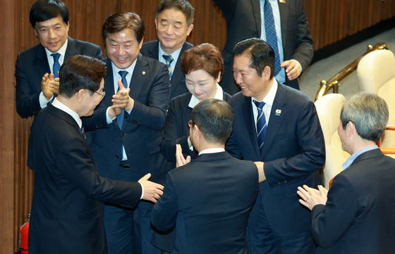 정청래 대표와 인사하는 이재명 대통령