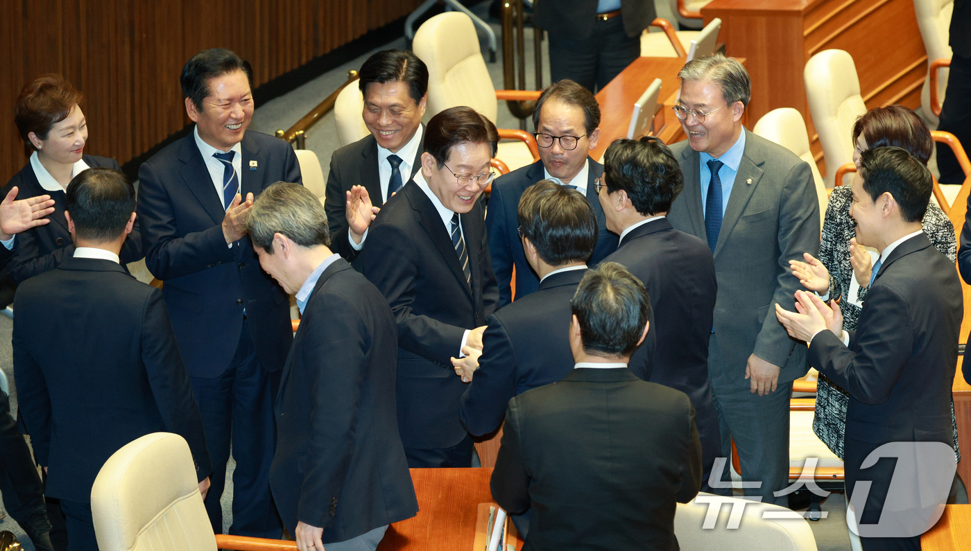 (서울=뉴스1) 이재명 기자 = 이재명 대통령이 2일 서울 여의도 국회에서 중동 사태 대응을 위한 추가경정예산(추경)안에 대한 시정연설을 하기 위해 본회의장으로 입장하며 더불어민주 …