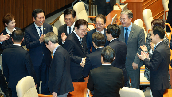 여당 의원들과 인사하는 이재명 대통령