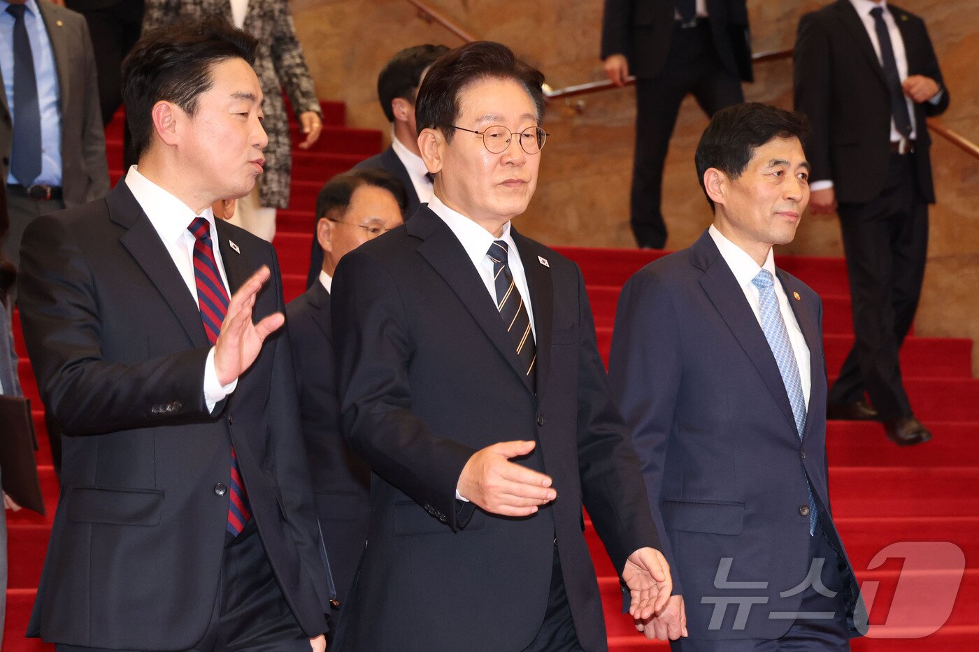 본문 이미지 - 이재명 대통령이 2일 서울 여의도 국회에서 2026년도 1차 추가경정예산안(추경안) 관련 시정연설을 마치고 국회를 나서고 있다. 2026.4.2 ⓒ 뉴스1 국회사진기자단