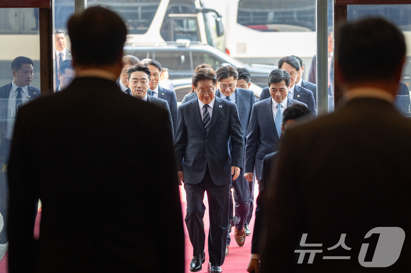 (서울=뉴스1) 유승관 기자 = 이재명 대통령이 2일 서울 여의도 국회에서 26조2000억 원 규모의 2026년도 1차 추가경정예산안에 대한 시정연설을 하기 위해 본청에 들어서고 …