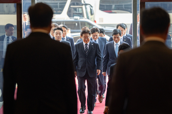 국회 들어서는 이재명 대통령