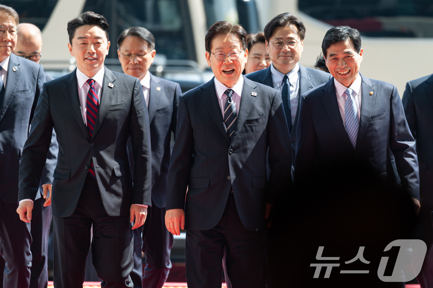 (서울=뉴스1) 유승관 기자 = 이재명 대통령이 2일 서울 여의도 국회에서 26조2000억 원 규모의 2026년도 1차 추가경정예산안에 대한 시정연설을 하기 위해 본청에 들어서고 …