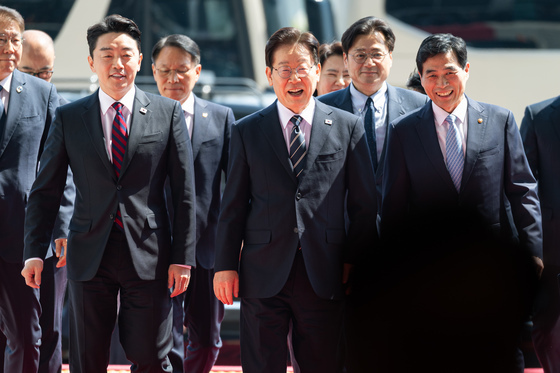 우원식 국회의장 바라보는 이재명 대통령