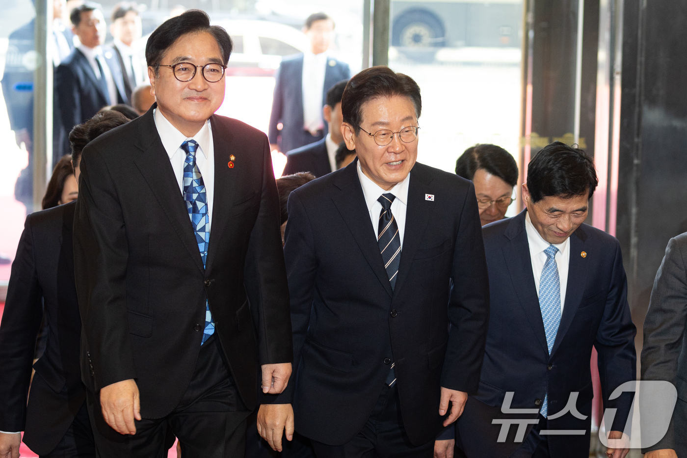 (서울=뉴스1) 유승관 기자 = 이재명 대통령이 2일 서울 여의도 국회에서 26조2000억 원 규모의 2026년도 1차 추가경정예산안에 대한 시정연설을 하기 위해 본청에 들어서며 …