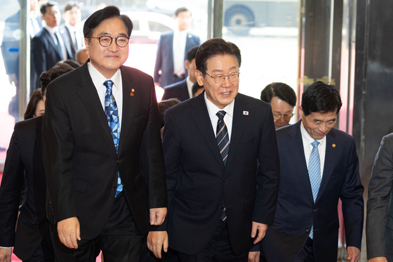 추경 시정연설 사전환담 위해 이동하는 이재명 대통령과 우원식 의장