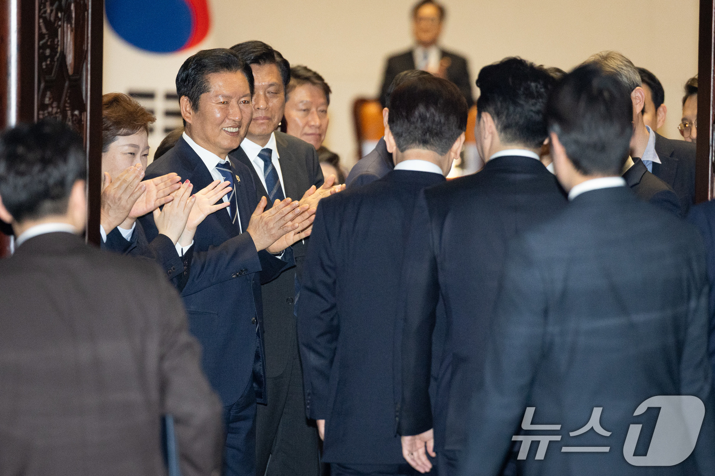 (서울=뉴스1) 유승관 기자 = 정청래 더불어민주당 대표를 비롯한 지도부가 2일 서울 여의도 국회에서 26조2000억 원 규모의 2026년도 1차 추가경정예산안에 대한 시정연설을 …