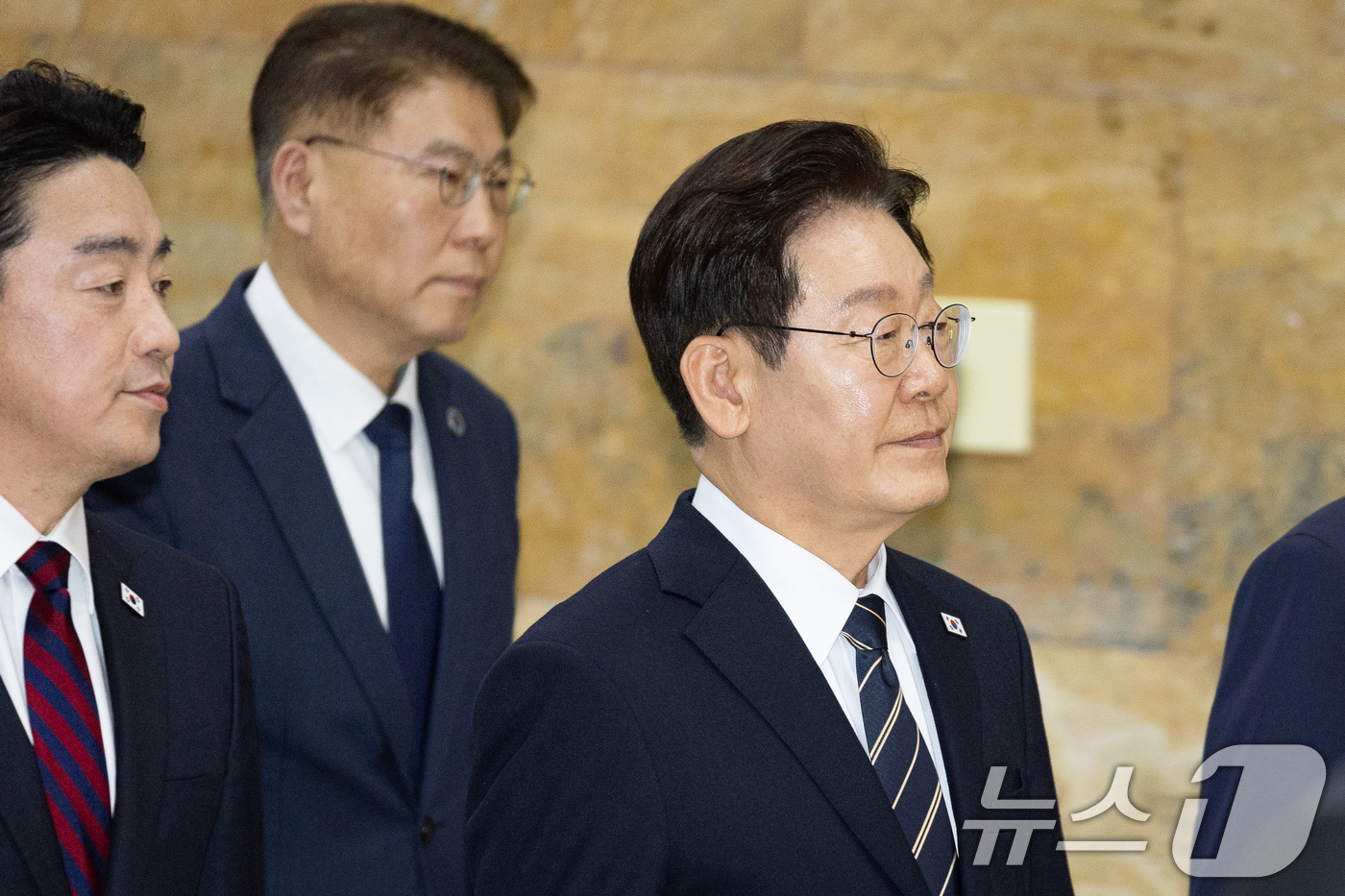 (서울=뉴스1) 유승관 기자 = 이재명 대통령이 2일 서울 여의도 국회에서 26조2000억 원 규모의 2026년도 1차 추가경정예산안에 대한 시정연설을 하기 위해 본회의장으로 향하 …