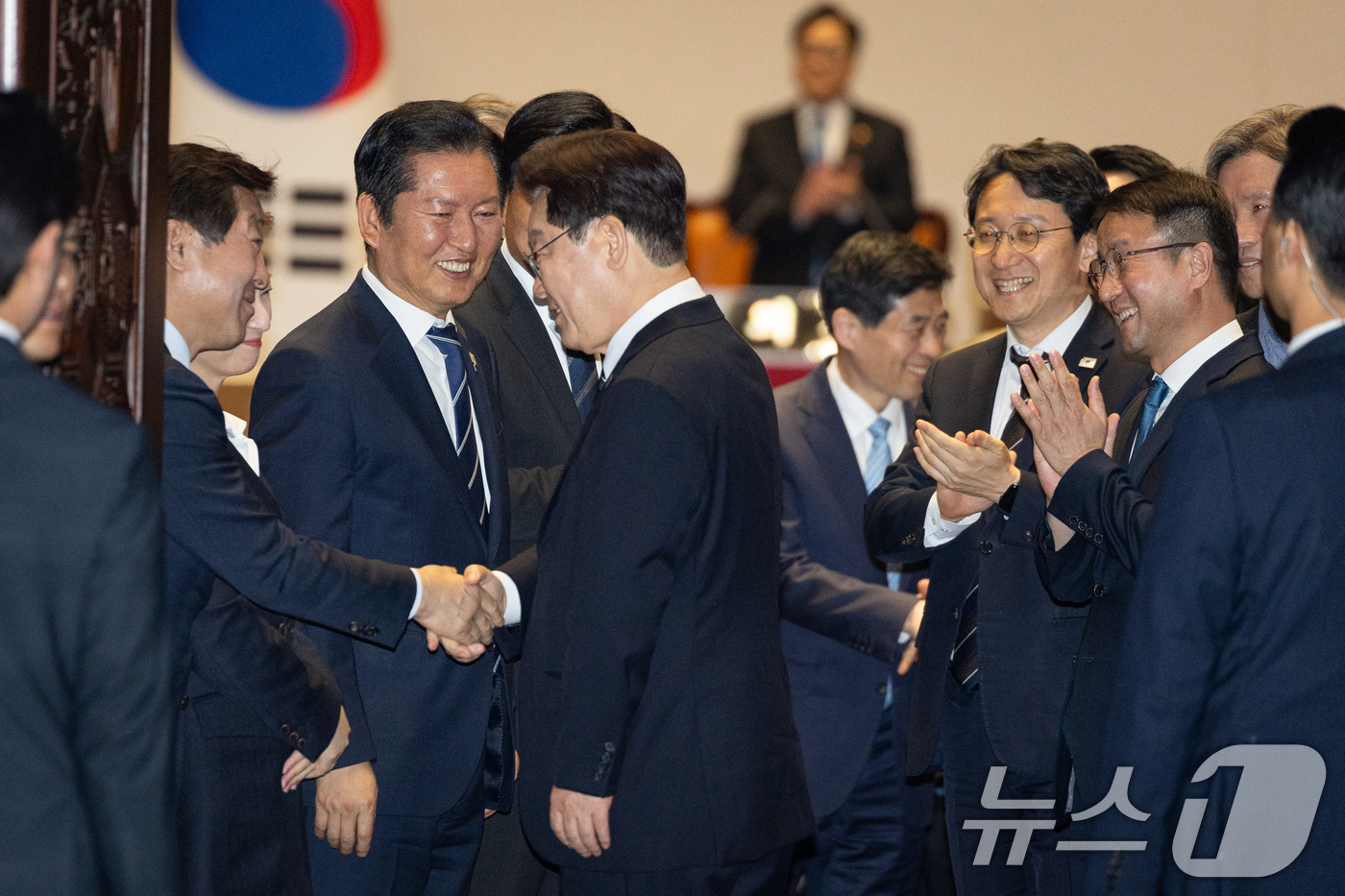 (서울=뉴스1) 유승관 기자 = 이재명 대통령이 2일 서울 여의도 국회에서 26조2000억 원 규모의 2026년도 1차 추가경정예산안에 대한 시정연설을 하기 위해 본회의장에 들어서 …