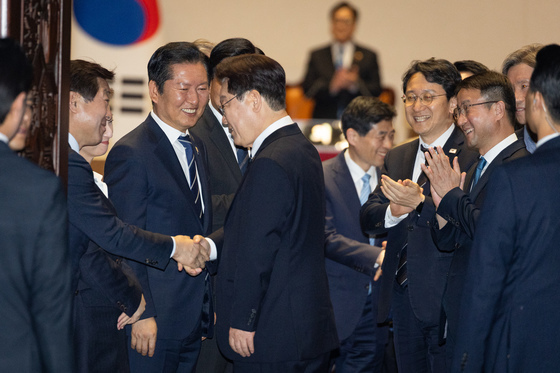 민주당 지도부와 인사 나누는 이재명 대통령