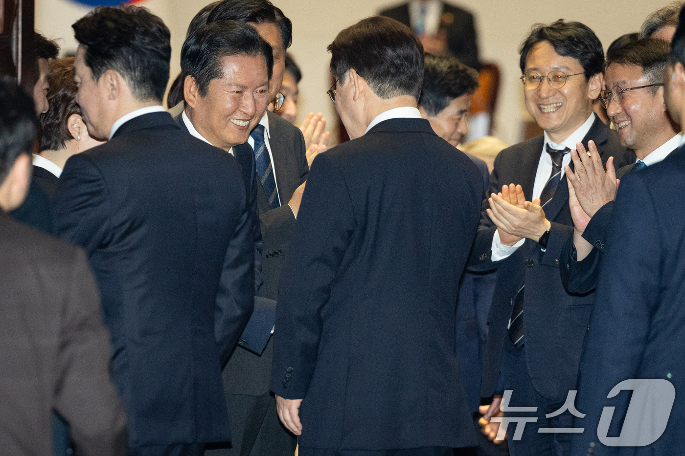 (서울=뉴스1) 유승관 기자 = 이재명 대통령이 2일 서울 여의도 국회에서 26조2000억 원 규모의 2026년도 1차 추가경정예산안에 대한 시정연설을 하기 위해 본회의장에 들어서 …