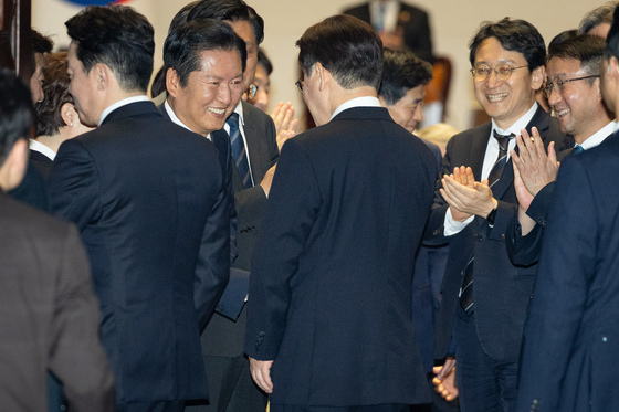 이재명 대통령과 인사하는 정청래 대표