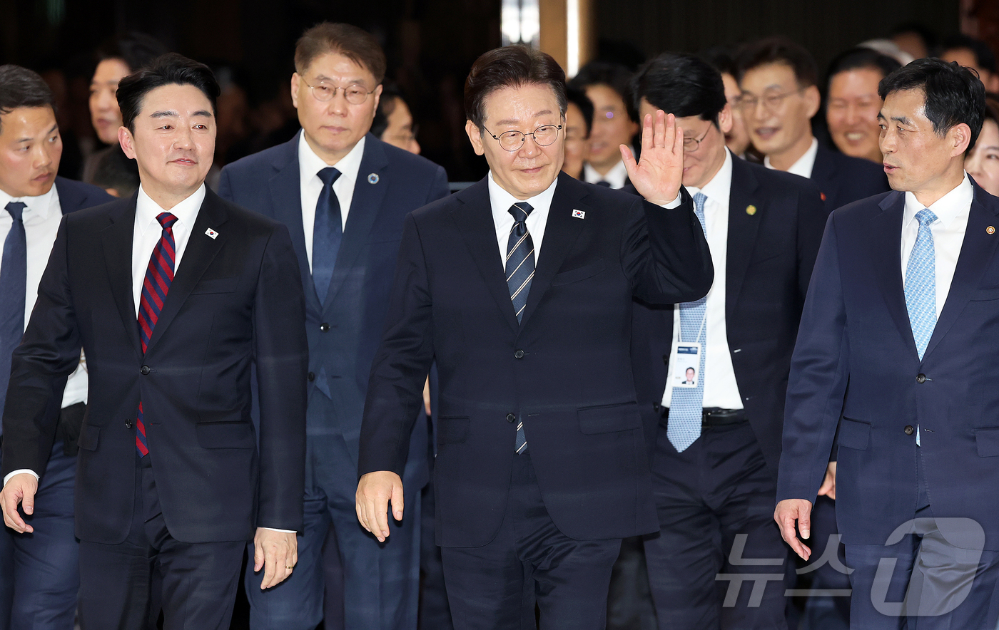 (서울=뉴스1) 국회사진기자단 = 이재명 대통령이 2일 서울 여의도 국회에서 2026년 1차 추경 시정연설을 마친 후 나서며 손을 들어 인사하고 있다. 왼쪽부터 강훈식 대통령비서실 …