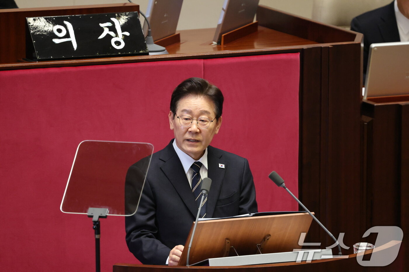 본문 이미지 - 이재명 대통령이 지난 2일 서울 여의도 국회 본회의장에서 중동 사태 대응 등을 위한 추가경정예산안에 대한 시정연설을 하고 있다.  ⓒ 뉴스1 국회사진기자단