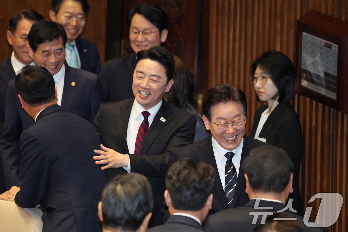 (서울=뉴스1) 국회사진기자단 = 이재명 대통령이 2일 서울 여의도 국회 본회의장에서 중동 사태 대응 등을 위한 추가경정예산안에 대한 시정연설을 마치고 회의장을 나서며 의원들과 인 …